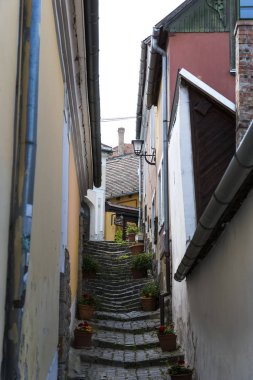  Mağazalar ve restoranlar ile Szentendre turistik şehir sokaklarında. 