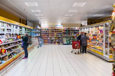 Madrid, İspanya - 26 Mart, 2018: büyük gıda süpermarket müşteriler ve ürünler ve personel ile.