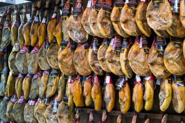 Madrid, İspanya - 26 Mart, 2018: büyük gıda süpermarket müşteriler ve ürünler ve personel ile.