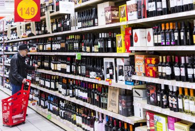 Madrid, İspanya - 26 Mart, 2018: büyük gıda süpermarket müşteriler ve ürünler ve personel ile.