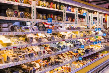 Madrid, İspanya - 26 Mart, 2018: büyük gıda süpermarket müşteriler ve ürünler ve personel ile.