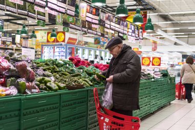 Madrid, İspanya - 26 Mart, 2018: büyük gıda süpermarket müşteriler ve ürünler ve personel ile.