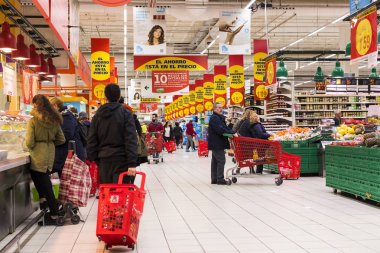 Madrid, İspanya - 26 Mart, 2018: büyük gıda süpermarket müşteriler ve ürünler ve personel ile.