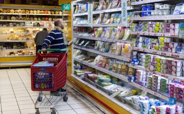 Madrid, İspanya - 26 Mart, 2018: büyük gıda süpermarket müşteriler ve ürünler ve personel ile.