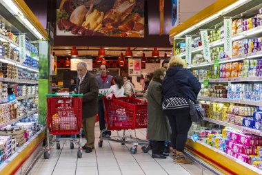 Madrid, İspanya - 26 Mart, 2018: büyük gıda süpermarket müşteriler ve ürünler ve personel ile.