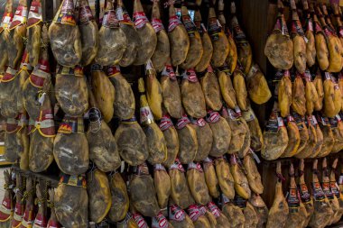 Madrid, İspanya - 26 Mart, 2018: büyük gıda süpermarket müşteriler ve ürünler ve personel ile.