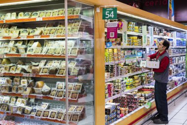 Madrid, İspanya - 26 Mart, 2018: büyük gıda süpermarket müşteriler ve ürünler ve personel ile.