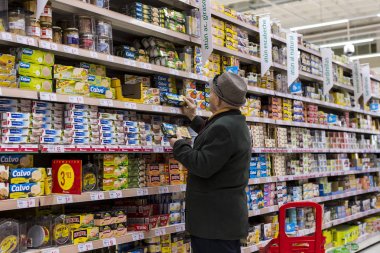 Madrid, İspanya - 26 Mart, 2018: büyük gıda süpermarket müşteriler ve ürünler ve personel ile.