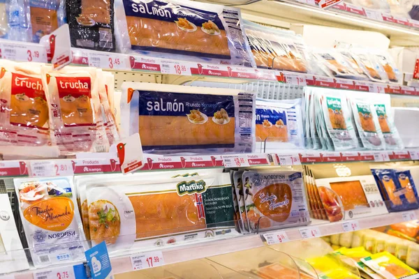 Madrid, İspanya - 26 Mart, 2018: büyük gıda süpermarket müşteriler ve ürünler ve personel ile.