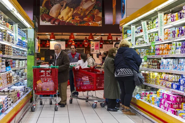 Madrid, İspanya - 26 Mart, 2018: büyük gıda süpermarket müşteriler ve ürünler ve personel ile.