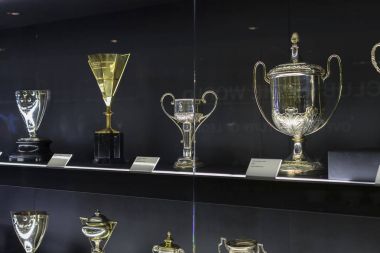 Madrid, İspanya - 25 Mart, 2018: Real Madrid Futbol Kulübü'nün müze su bardağı ve kulüp Ödülleri.