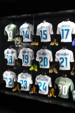 Madrid, İspanya - 25 Mart, 2018: Real Madrid Futbol Kulübü'nün müze su bardağı ve kulüp Ödülleri.