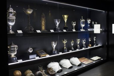 Madrid, İspanya - 25 Mart, 2018: Real Madrid Futbol Kulübü'nün müze su bardağı ve kulüp Ödülleri.