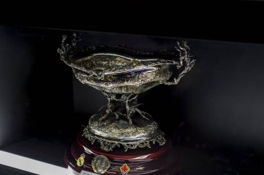 Madrid, İspanya - 25 Mart, 2018: Real Madrid Futbol Kulübü'nün müze su bardağı ve kulüp Ödülleri.