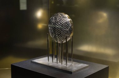 Madrid, İspanya - 25 Mart, 2018: Real Madrid Futbol Kulübü'nün müze su bardağı ve kulüp Ödülleri.