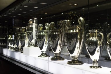 Madrid, İspanya - 25 Mart, 2018: Real Madrid Futbol Kulübü'nün müze su bardağı ve kulüp Ödülleri.