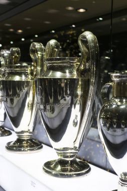 Madrid, İspanya - 25 Mart, 2018: Real Madrid Futbol Kulübü'nün müze su bardağı ve kulüp Ödülleri.