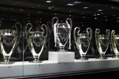 Madrid, İspanya - 25 Mart, 2018: Real Madrid Futbol Kulübü'nün müze su bardağı ve kulüp Ödülleri.