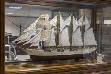 Madrid, İspanya - 28 Mart, 2018: Denizcilik Müzesi Madrid tarihinin İspanyol Donanması gemi modelleri tarihi eser