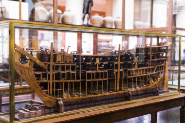 Madrid, İspanya - 28 Mart, 2018: Denizcilik Müzesi Madrid tarihinin İspanyol Donanması gemi modelleri tarihi eser