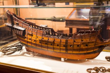 Madrid, İspanya - 28 Mart, 2018: Denizcilik Müzesi Madrid tarihinin İspanyol Donanması gemi modelleri tarihi eser