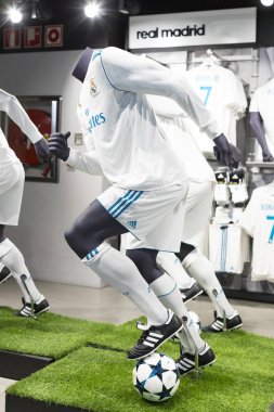 MADRID, İspanya - 25 Mart 2018: Resmi giyim mağazası ve taraftarlar için spor nitelikleri Real Madrid Futbol Kulübü .
