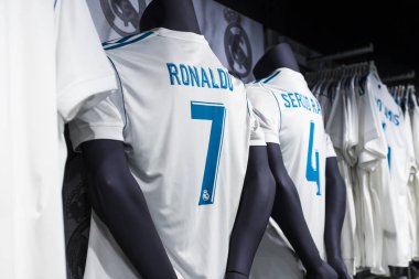 MADRID, İspanya - 25 Mart 2018: Resmi giyim mağazası ve taraftarlar için spor nitelikleri Real Madrid Futbol Kulübü .