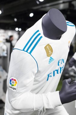 MADRID, İspanya - 25 Mart 2018: Resmi giyim mağazası ve taraftarlar için spor nitelikleri Real Madrid Futbol Kulübü .