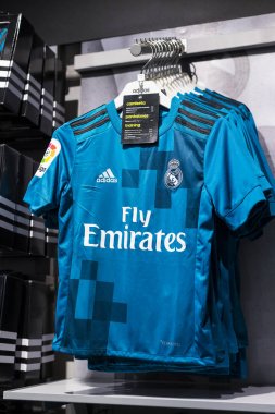 MADRID, İspanya - 25 Mart 2018: Resmi giyim mağazası ve taraftarlar için spor nitelikleri Real Madrid Futbol Kulübü .