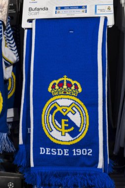 MADRID, İspanya - 25 Mart 2018: Resmi giyim mağazası ve taraftarlar için spor nitelikleri Real Madrid Futbol Kulübü .