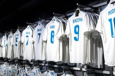 MADRID, İspanya - 25 Mart 2018: Resmi giyim mağazası ve taraftarlar için spor nitelikleri Real Madrid Futbol Kulübü .