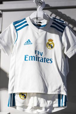 MADRID, İspanya - 25 Mart 2018: Resmi giyim mağazası ve taraftarlar için spor nitelikleri Real Madrid Futbol Kulübü .