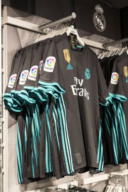 MADRID, İspanya - 25 Mart 2018: Resmi giyim mağazası ve taraftarlar için spor nitelikleri Real Madrid Futbol Kulübü .