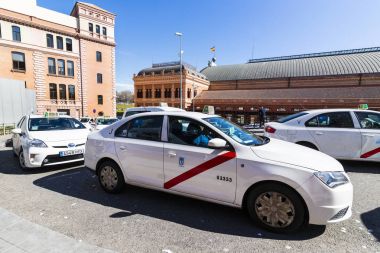 MADRID, SPAIN - 27 Mart 2018: Madrid şehrinin beyaz renkli taksisi şehir sokaklarında.
