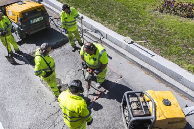 Madrid, İspanya - 27 Mart, 2018: Tugay yol işçileri onarmak asfalt kaplama.