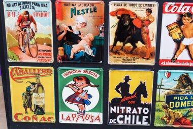 Madrid, İspanya - 27 Mart, 2018: Metal vintage posterler Hatıra Eşyası şehrin sokaklarında turistler için.