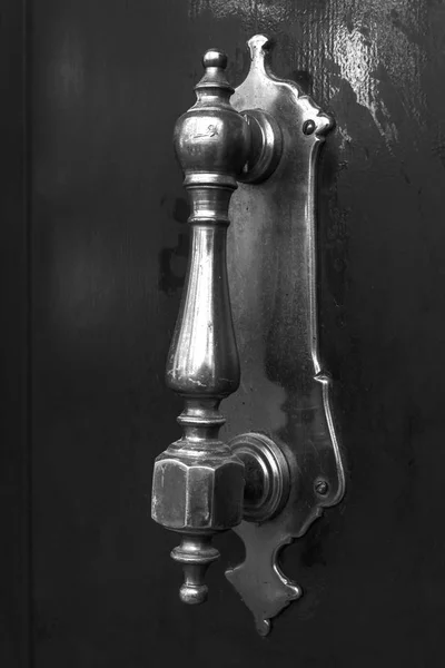 Drzwi Kołatka Zbliżenie Drewnianą Ścianę — Zdjęcie stockowe