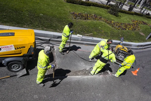 西班牙马德里 2018年3月 旅团路工作者修理沥青覆盖物 — 图库照片