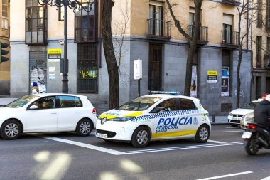 Madrid, İspanya - 29 Mart, 2018: polis sipariş izlerken şehir sokaklarında