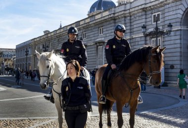 Madrid, İspanya - 29 Mart, 2018: atlı polis göz kulak, şehrin sokaklarında sipariş