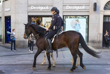 Madrid, İspanya - 29 Mart, 2018: atlı polis göz kulak, şehrin sokaklarında sipariş