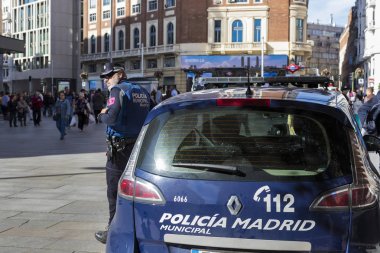 Madrid, İspanya - 29 Mart, 2018: polis sipariş izlerken şehir sokaklarında