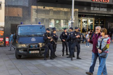 Madrid, İspanya - 29 Mart, 2018: polis sipariş izlerken şehir sokaklarında