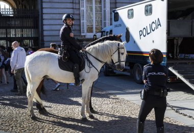 Madrid, İspanya - 29 Mart, 2018: atlı polis göz kulak, şehrin sokaklarında sipariş