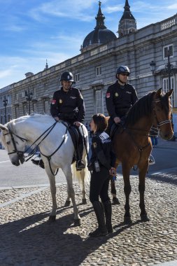 Madrid, İspanya - 29 Mart, 2018: atlı polis göz kulak, şehrin sokaklarında sipariş
