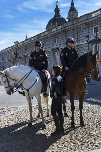マドリッド スペイン 2018 市内の路上で注文後騎馬警察見て — ストック写真