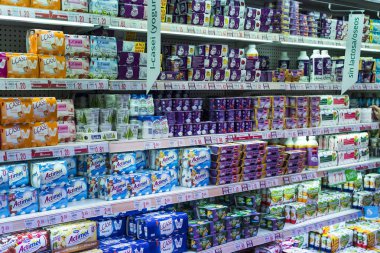 Madrid, İspanya - 26 Mart, 2018: büyük gıda süpermarket Auchan müşteriler ve ürünler ve personel ile. 