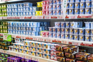Madrid, İspanya - 26 Mart, 2018: büyük gıda süpermarket Auchan müşteriler ve ürünler ve personel ile. 