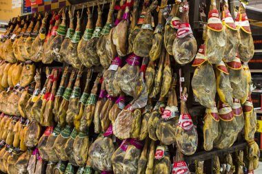 Madrid, İspanya - 26 Mart, 2018: büyük gıda süpermarket Auchan müşteriler ve ürünler ve personel ile. 