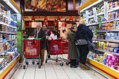 Madrid, İspanya - 26 Mart, 2018: büyük gıda süpermarket Auchan müşteriler ve ürünler ve personel ile. 